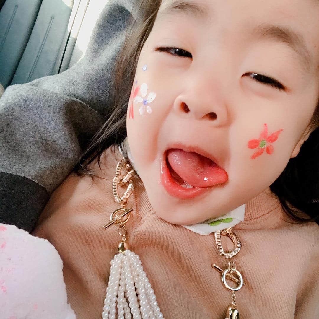 イ・ユンジさんのインスタグラム写真 - (イ・ユンジInstagram)「달콤하루되세요!#180317#페이스페인팅#화려한할매목걸이#솜사탕국물줄줄#달콤했던어느날」3月29日 8時19分 - dancingmulgogi