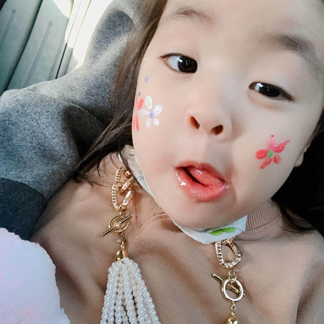 イ・ユンジさんのインスタグラム写真 - (イ・ユンジInstagram)「달콤하루되세요!#180317#페이스페인팅#화려한할매목걸이#솜사탕국물줄줄#달콤했던어느날」3月29日 8時19分 - dancingmulgogi
