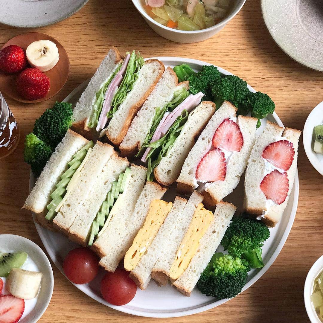 みかさんのインスタグラム写真 - (みかInstagram)「2019.3.29  おはようございます  今日のあさごはんは * ・サンドイッチ きゅうりチーズ、たまごやき、ハムレタス、いちごクリーム ・野菜とソーセージのスープ ・フルーツヨーグルト ・紅茶 *  神田川ベーカリーの食パンで サンドイッチ。 しっとりふわもちなパン、 サンドイッチにしても 存在感を失わず、 美味しかった✨✨ *  今朝はご近所友達と 5時から30分、 朝ランしてきました🏃‍♀️🏃‍♀️ 距離にしたら3キロちょいかな。 久しぶりに朝走ったけど すっごく気持ちよかった✨ そのまま読書したり家事したり 色々時間を有効活用。 * 今日もがんばろう〜 * *  #あさごはん#朝ごはん#朝ごパン#朝食#サンドイッチ#いちごサンド#たまごサンド#野菜スープ#パンとスープ#直井真奈美#桑原典子#戸田文浩#hanasan#仔犬印#cookingram#breakfast#morning#sandwich#sandwiches#igersjp#locari#macaronimate#朝美人アンバサダー#朝時間#おうちごはんlover#おうちごはん#朝活」3月29日 8時26分 - mikasko