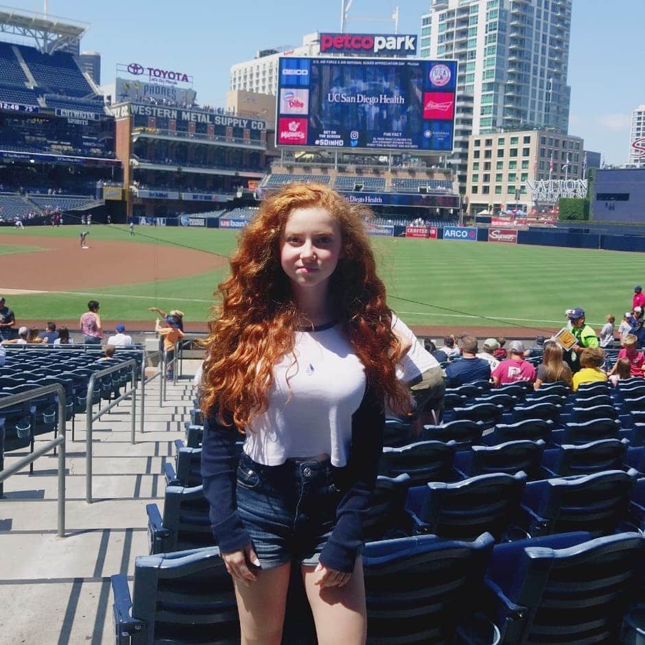 フランチェスカ・カパルディのインスタグラム：「#tbt to last season's @padres game! Baseball season is here! Super excited! Favorite team? 💙⚾️ --------------------‐------------------------------ #openingday #baseball #hotdogs #peanuts #crackerjacks #jmbn #takemeouttotheballgame #padres #phillies #mascot #ball #ballislife #hometeam #123strikesyoureout #ballgame #⚾️」