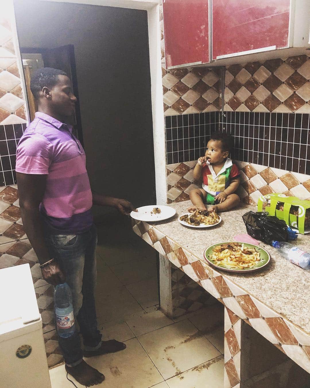 中鉢明子さんのインスタグラム写真 - (中鉢明子Instagram)「No one messes with his chicken bone🦴 lol #kitchen #africa #mali  食いしん坊ぶり発揮してる息子は初めてのアフリカなので元気ですがしばらくお腹がゆるいです。娘も前回来たときはお腹ゆるくなってたけど免疫がついたのか今回娘は今のところお腹のトラブル全くありません👏」3月29日 8時32分 - akiko_harlem