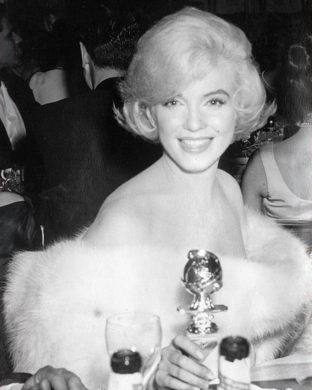 ゴールデングローブ賞さんのインスタグラム写真 - (ゴールデングローブ賞Instagram)「Marilyn Monroe at the 17th Golden Globe® Awards, held on Tuesday, March 8, 1960 at the Cocoanut Grove, Ambassador Hotel in Los Angeles, when she won as Best Actress for ‘Some Like It Hot,’ directed by Billy Wilder. (📸: ©HFPA)  #throwbackthursday #tb」3月29日 8時36分 - goldenglobes