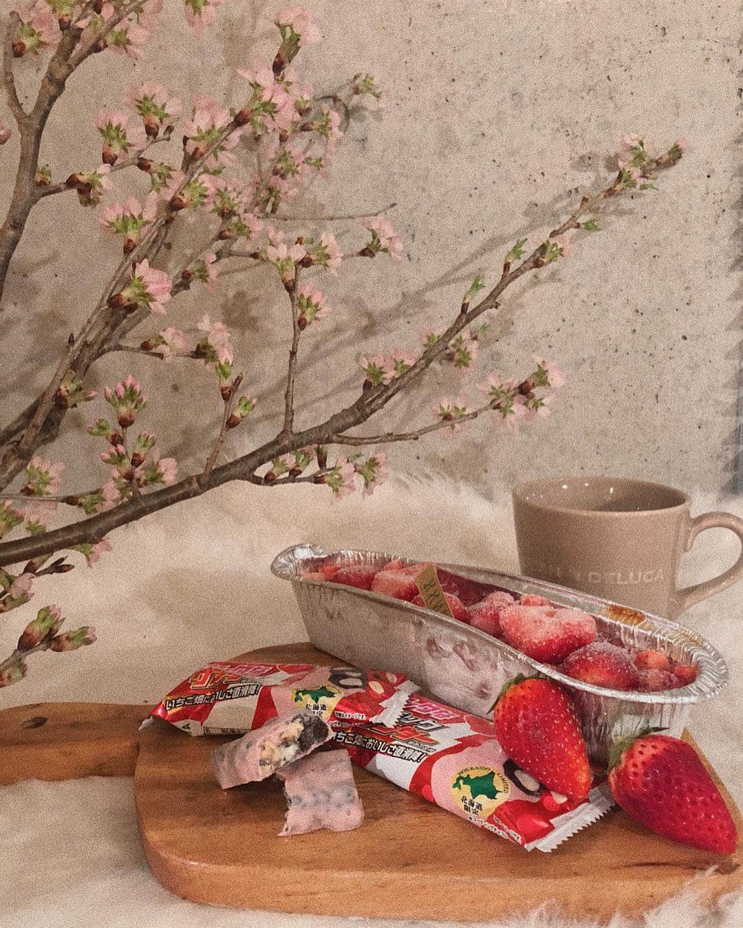 のインスタグラム：「. 4/2〜15に新宿京王百貨店7階 @keio_dept_event で 北海道グルメが大集合するって😍🌸 80店舗くらい集まるみたいだよ〜❗️ 北海道の食べ物って全て美味しいから大好き🤤 ピンクブラックサンダーと札幌カタラーナを頂いたからおやつで食べたよん🍓 カタラーナは半解凍で食べるとアイスみたいでめっちゃ美味かった❣️ ブラックサンダーは友達にもおすそ分け🍫 イチゴのお菓子って本当に美味し🤤 みんなも春の大北海道展でお気に入りを見つけて来てね〜🌸 . . #🍓 #keio_dept_event #京王百貨店新宿店#イベント#京王 #新宿 #keio #京王百貨店  #2019春の大北海道展#pr」