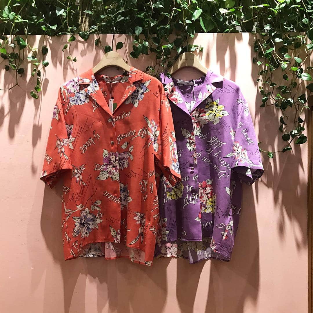 FREAK'S STORE渋谷さんのインスタグラム写真 - (FREAK'S STORE渋谷Instagram)「【 5-knot 】﻿ ﻿ 渋谷限定ブランド 5-knot よりアロハシャツのご紹介です。﻿ ﻿ 色味や柄が珍しく、レトロな雰囲気を楽しんでいただけます。﻿ ﻿ 是非店頭にてご覧くださいませ。﻿ ﻿ ［ item ］﻿ CUBAN FLOWER PRINT SHIRTS﻿ no.301-788-0002-0﻿ size: free ¥26,000+tax / @5_knot ﻿ ﻿ #freaksstore #5knot﻿ #freaksstore19ss ﻿ #freaksstore_shibuya_ladys」3月29日 8時45分 - freaksstore_shibuya