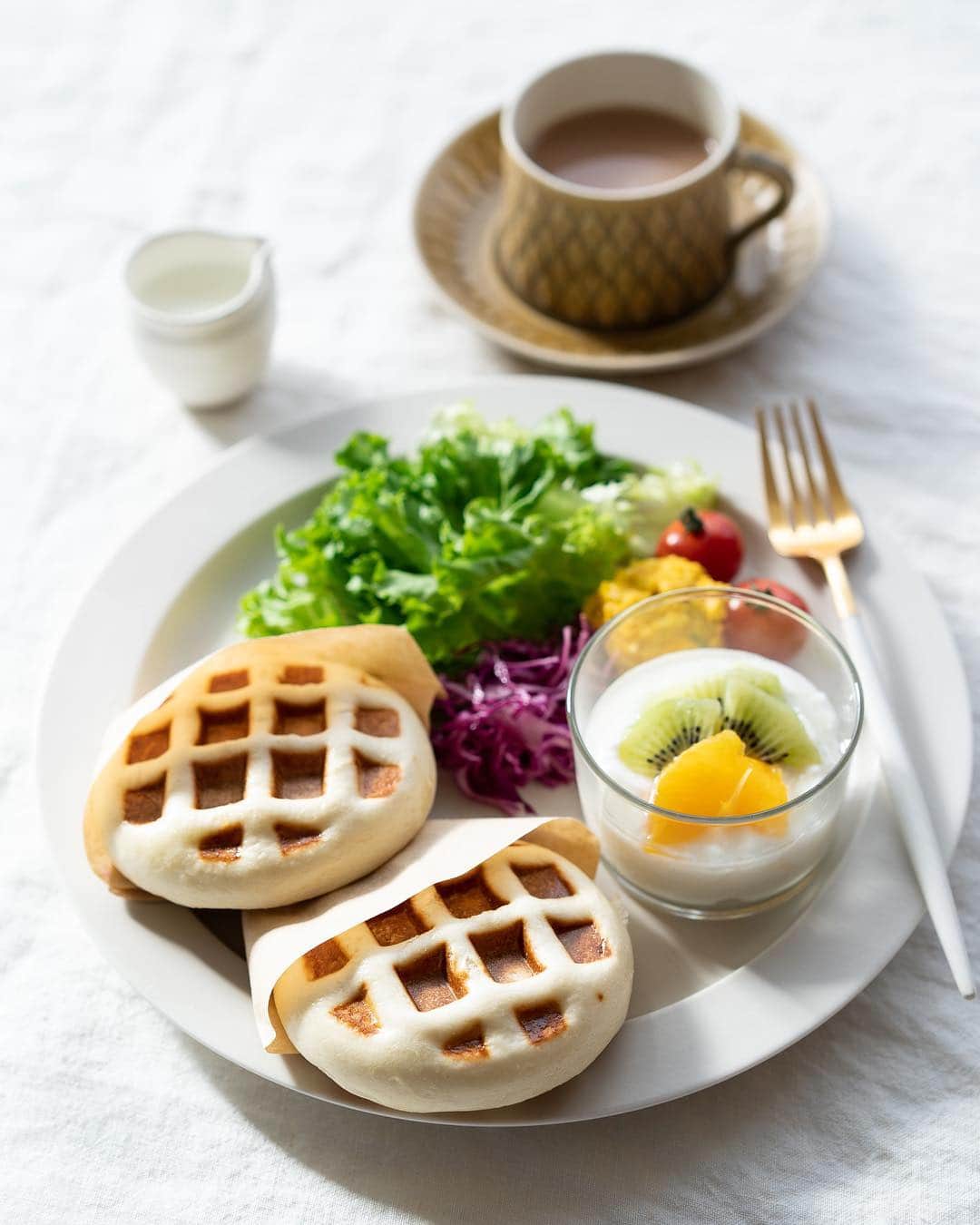 のインスタグラム：「* 2019.3.29 . テレビで見て一度やってみたかった 肉まんワッフル。 . 外がカリッとなって美味しいー♡ 今度はあんまんでやってみようかな😋✨ . . .」
