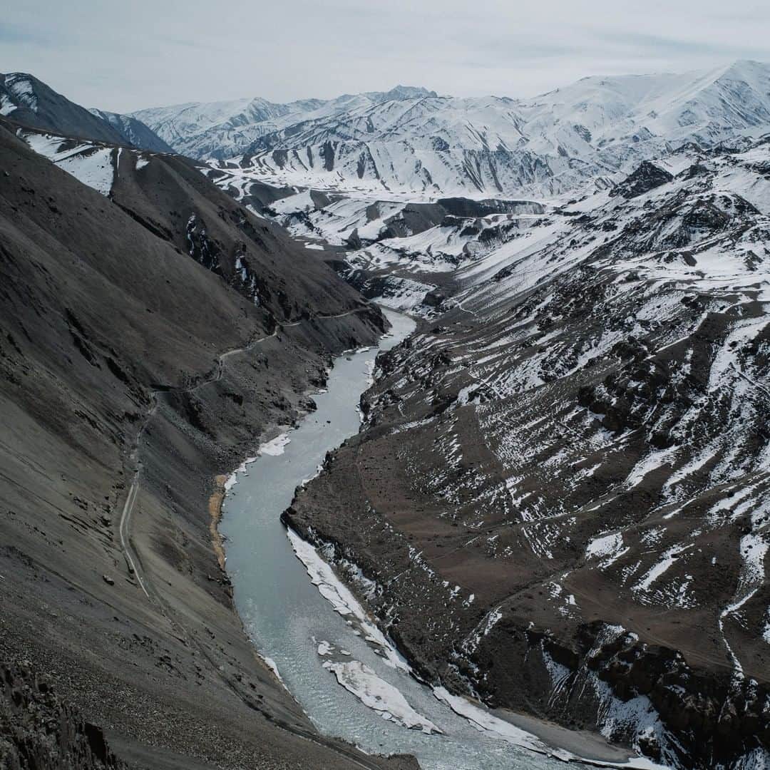 のインスタグラム：「Photo by @ciriljazbec | I'm on a @natgeo assignment in Ladakh. The Indus River is one of the longest rivers in Asia. It originates in the Tibetan Plateau and later runs through the Ladakh region of Jammu and Kashmir in India. It continues to flow through Pakistan and finally merges into the Arabian Sea. Follow @ciriljazbec and see how I explore Ladakh.  #Ladakh #India #Himalaya」