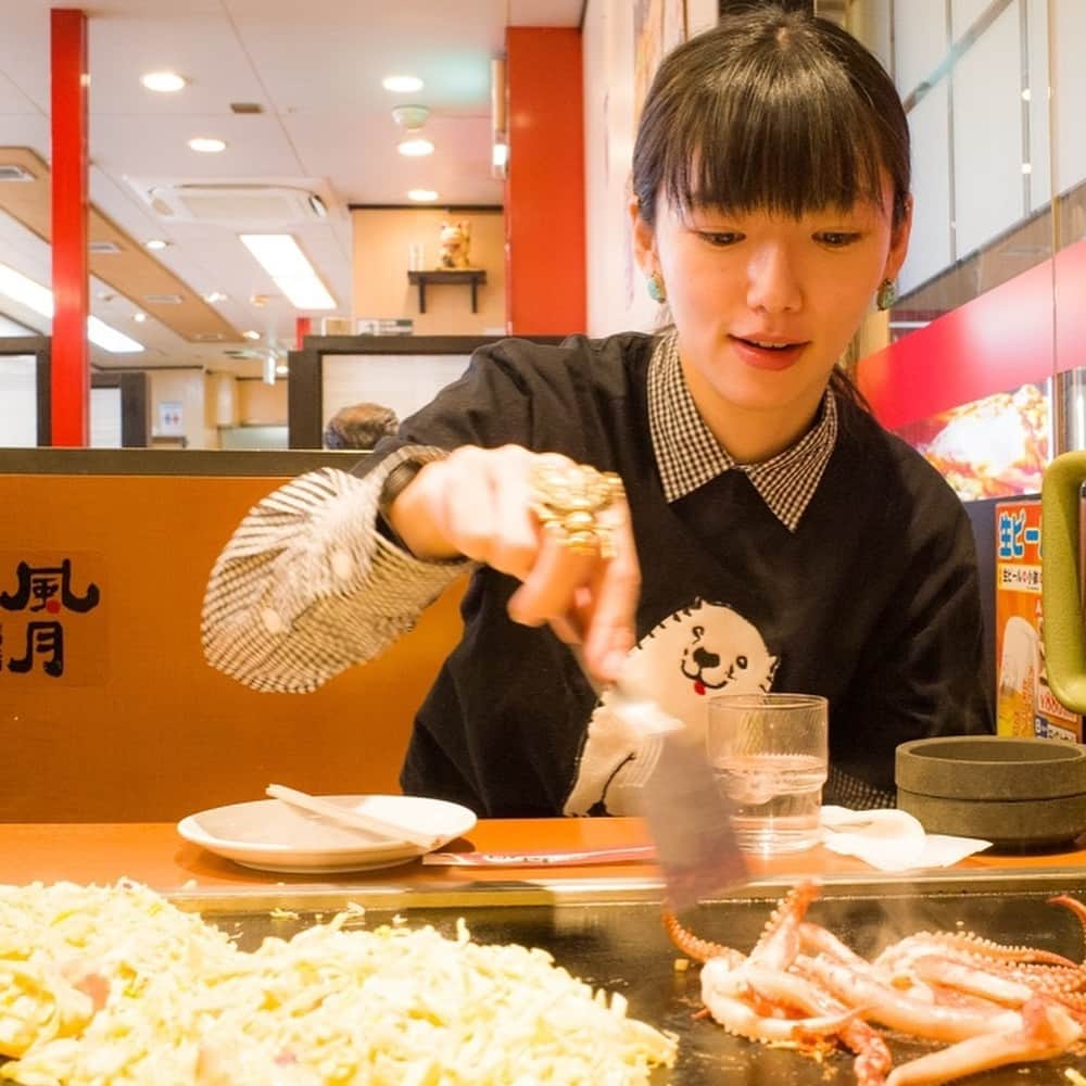 松嶋初音さんのインスタグラム写真 - (松嶋初音Instagram)「こないだ大阪に行って、太陽の塔の中を写真撮ってきました！ 前まで撮影禁止だったので撮影解禁はかなり嬉しい。  とはいえ安全上、一階部分だけ。 でもそれでも良い。。 欲を言えば両腕の中は撮らせてほしい……！最高なんだよ腕の中の構造……！！！ photo by @kozeni_shkt  #太陽の塔 #大阪 #岡本太郎 #towerofthesun #osaka」3月29日 9時04分 - hatsunex