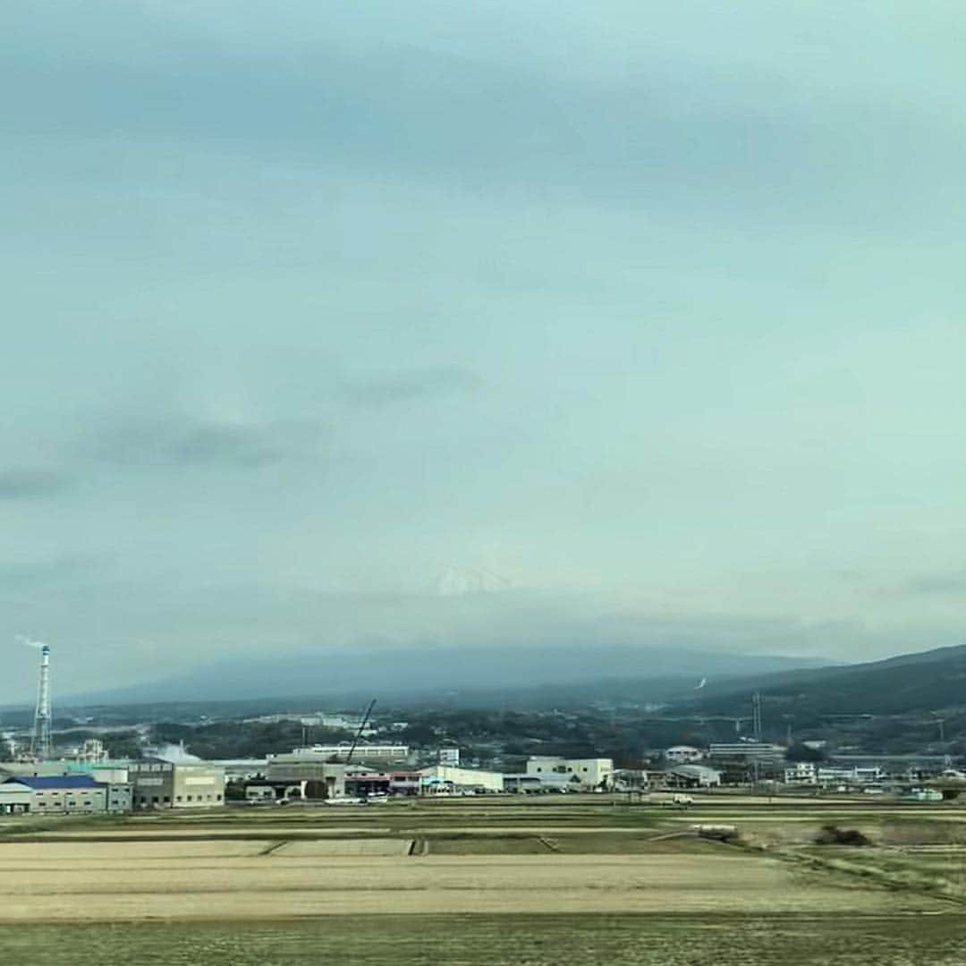 くろさんのインスタグラム写真 - (くろInstagram)「うっすら富士山🗻 #新幹線の車窓から #富士山 #mtfuji #東海道新幹線 #東海道新幹線のぞみ #東海道新幹線の車窓から」3月29日 9時15分 - m6bmw