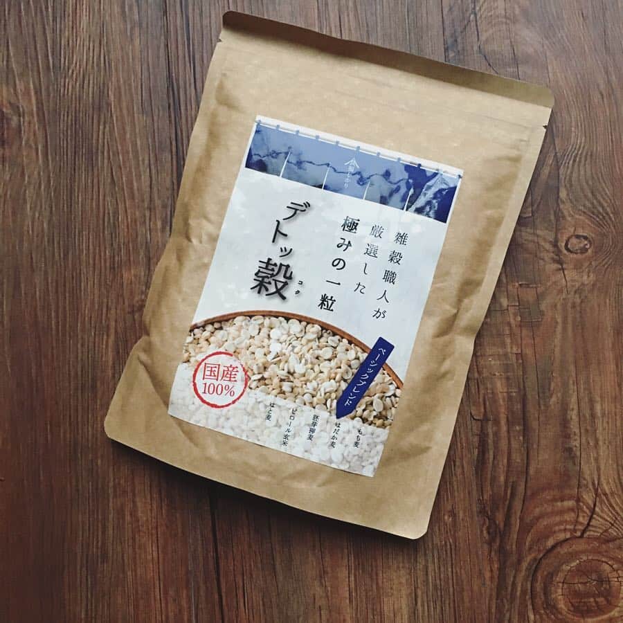 宮前真樹さんのインスタグラム写真 - (宮前真樹Instagram)「#いな活 雑穀サラダいなり 普段からのお気に入り雑穀 デトっ穀を使っています。  雑穀は固めに炊いて 食感のある野菜と混ぜて トッピングはお好きな野菜でアレンジもお好みで！ #俺のいなり寿司 #いなり王子 #坂梨カズ #ヘルシーいなり #美味しい雑穀 #デトっ穀  #長寿の里 #美養サラダ  3月25日発売された いなり王子のいなり本 口福を呼ぶ 俺の！いなり寿司 私はヘルシーレシピを担当しています。  お稲荷さんだけでマルッと1冊 お稲荷だけでこんなに面白いとは 改めてビックリビックリ！！ 王子暫定1位の京都のおいなりさん食べてみたいなり🦊」3月29日 9時09分 - miyamaemaki0116