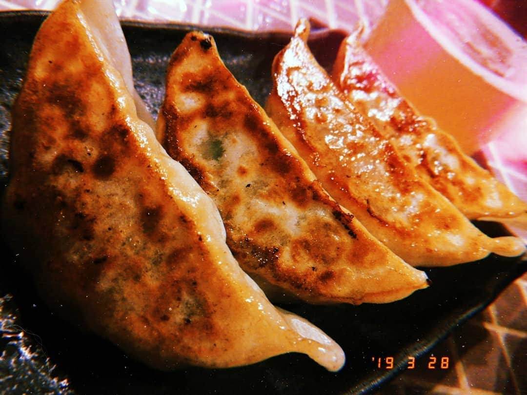 林智美 さんのインスタグラム写真 - (林智美 Instagram)「クラフトビールと 餃子のお店🥟 ペアリング最強でしょう🔥  餃子部記録係、 今回はきちんと写真押さえました😂笑  美味しい&楽しい！な時間。 おかげで今週末も頑張れそう！  年度末だー！ 気合い入れて駆け抜ける所存🏃‍♀️ まずは本日、 FM岡山16時からお付き合いくださいね📻  #餃子とビール #餃子部 #餃子 #ぎょうざ #ギョウザ #ビール女子 #クラフトビール #食べ盛り #飲み盛り #乾杯🍻 #年度末 #気合い注入 #🥟 #大阪 #osaka #天満橋 #北浜 #グルメ #餃子部記録係📸 #ラジオDJ #本業はこっち笑 #radio #ラジオ #hujicam #HUJI」3月29日 9時11分 - h_tomomi_i