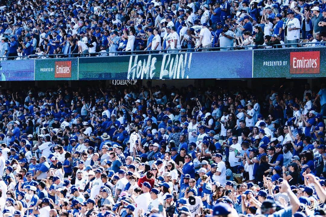 Los Angeles Dodgersさんのインスタグラム写真 - (Los Angeles DodgersInstagram)「Is it safe to say the whole squad is today’s player of the game? #OpeningDayLA」3月29日 9時24分 - dodgers