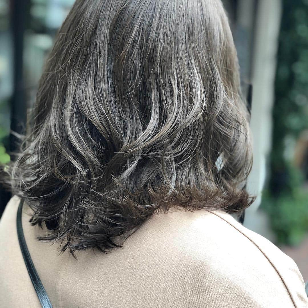 【北堀江・美容室 peaks hair】さんのインスタグラム写真 - (【北堀江・美容室 peaks hair】Instagram)「ホワイトグレージュ😊 透明感もきれいでおすすめカラーです！  スタイリスト堀口  ㅤㅤㅤㅤㅤㅤㅤㅤㅤㅤㅤㅤㅤ #大阪#堀江#北堀江#美容室 #美白#リップ#ヘアアレンジ #女子#美肌 #ファッション #haircolor #アレンジ#color #ナチュラル #カジュアル #デザイン #グラデーション#スタイリング #ハイトーンカラー」3月29日 9時17分 - peakshair