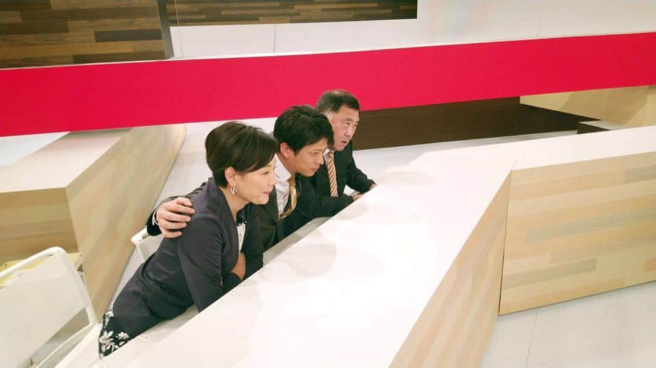 フジテレビ「プライムニュース イブニング」さんのインスタグラム写真 - (フジテレビ「プライムニュース イブニング」Instagram)「VTRを見る「仲良し3人組」⠀ ⠀ #倉田大誠　#反町理⠀ #島田彩夏　⠀ ワンピース・ジャケット　#マッキントッシュロンドン⠀ ピアス　#ヴァンドームブティック⠀ #プライムニュースイブニング⠀ #木村拓也　#海老原優香　#酒井千佳　#中川真理子　#小澤陽子　#上中勇樹　#今湊敬樹　#フジテレビ　#アナウンサー⠀ 公式HP：http://www.fujitv.co.jp/prime_evening/」3月29日 9時18分 - livenews_it
