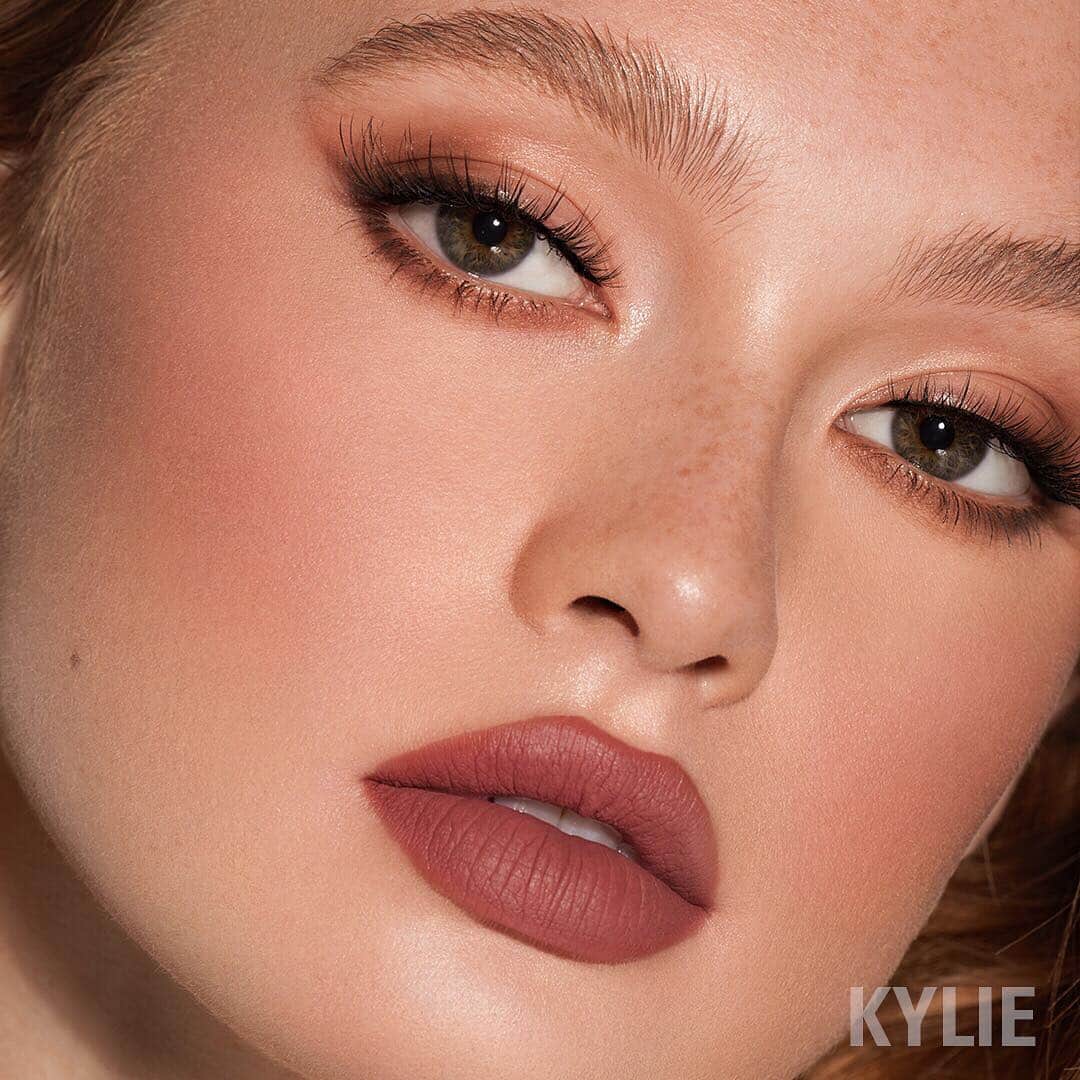 Kylie Cosmeticsさんのインスタグラム写真 - (Kylie CosmeticsInstagram)「Our previously sold out Valentine Collection blush in the shade CRUSH will be back tomorrow on the site! 💘 Be quick to grab it— 3pm pst on KylieCosmetics.com!」3月29日 9時32分 - kyliecosmetics