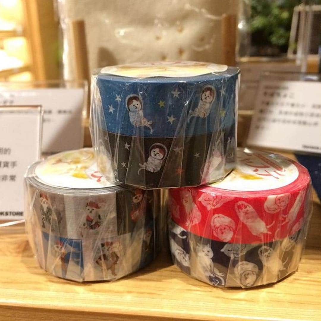 ねこさんのインスタグラム写真 - (ねこInstagram)「写真は @tbs_taichung さんより😍🙌🏻✨ 私たちNEKONOBAの商品、実は台湾の蔦屋書店にも並んでおりまーす❣️👻💕こちらは昨年オープンした台中市政店ですよん👸🏼💕お近くにお住いの方、旅行で行かれる方、ぜひ立ち寄ってみてくださいねぇーっ🙈❣️💨 #Repost @tbs_taichung with @get_repost ・・・ 100種被喵仔圍繞的方法😺😺 #nekonoba#neko#bag#今治毛巾#mttape#豆皿#茶罐#tsutaya #bookstore #books #bookstagram #bookphotography #taichung #taiwan #japan #tcard #台中蔦屋書店 #台中市政店 #書店 #書店日常 #本屋 #日本 #台中 #台中景點」3月29日 9時33分 - neko_magazine
