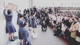 百千糸のインスタグラム：「宝塚音楽学校の合格発表の映像を何度も目にする朝。  何年経ってもこの光景を見ると心が締め付けられますね。 合格された子を見て涙が溢れるのはもちろんですが、合格する子がいるということは不合格の子もいる。 私は残念な結果に終わってしまった子のなんとも表現できない表情を見て涙を流してしまいます。 この気持ち3回も経験しているからどうしてもそちらに感情移入してしまいます。涙  全力で頑張ったことは必ずいつか報われる！！！ どうか前を向いて頑張って！ そして合格された方々本当におめでとう！！ おめでとうという祝いのキモチと悔しくてどうしようもないキモチが入り混じるなんとも言えない朝でした。」