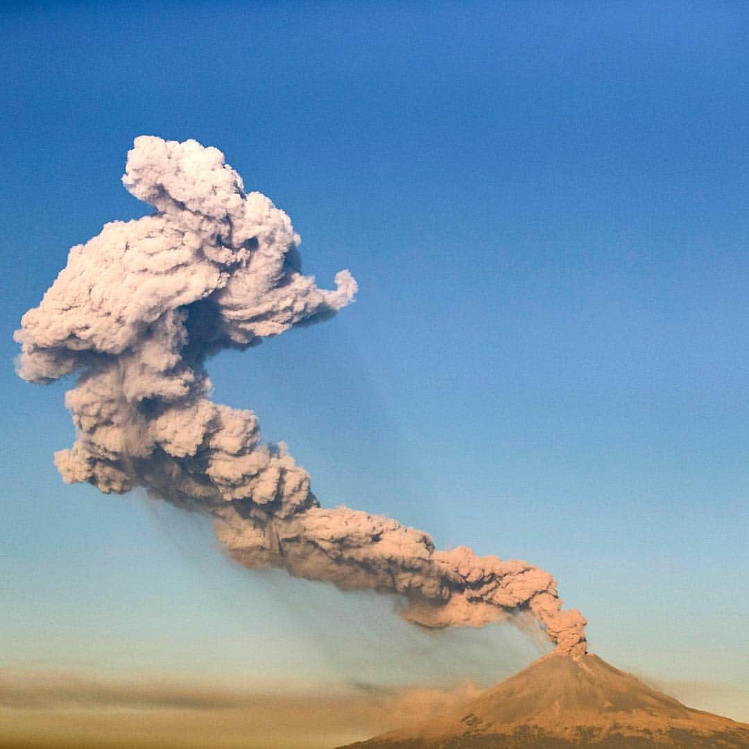 NBC Newsさんのインスタグラム写真 - (NBC NewsInstagram)「The Popocatepetl Volcano spews ash and smoke, as seen from Puebla, central Mexico, on Thursday. . 📷 Carlos Sanchez / @afpphoto」3月29日 9時28分 - nbcnews