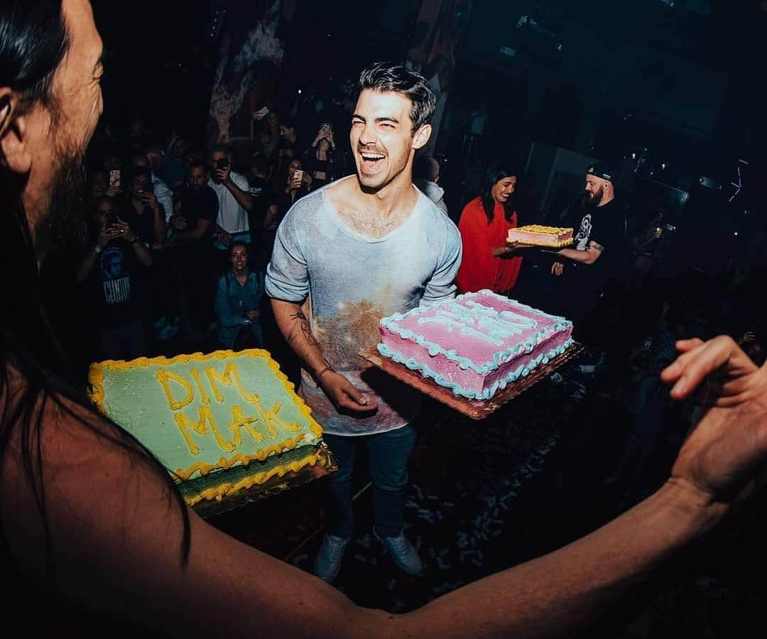 ジョー・ジョナスさんのインスタグラム写真 - (ジョー・ジョナスInstagram)「“HAHAHA CAKE!!!”」3月29日 9時29分 - joejonas