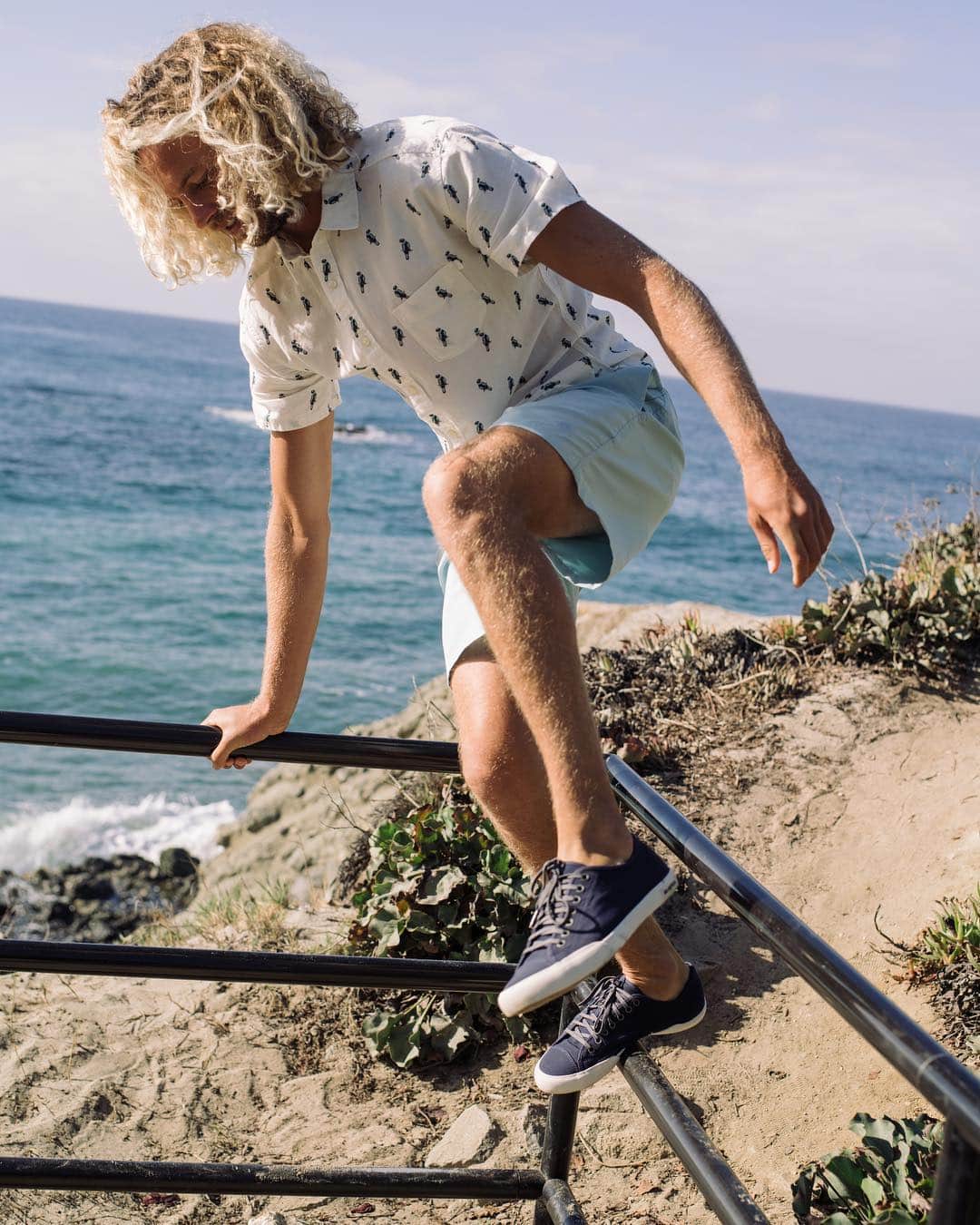 シービーズのインスタグラム：「Adding a new color staple to the Army Issue family. Introducing Marine, perfect for hopping fences and hitting the beach 🌊 #showupinseavees」