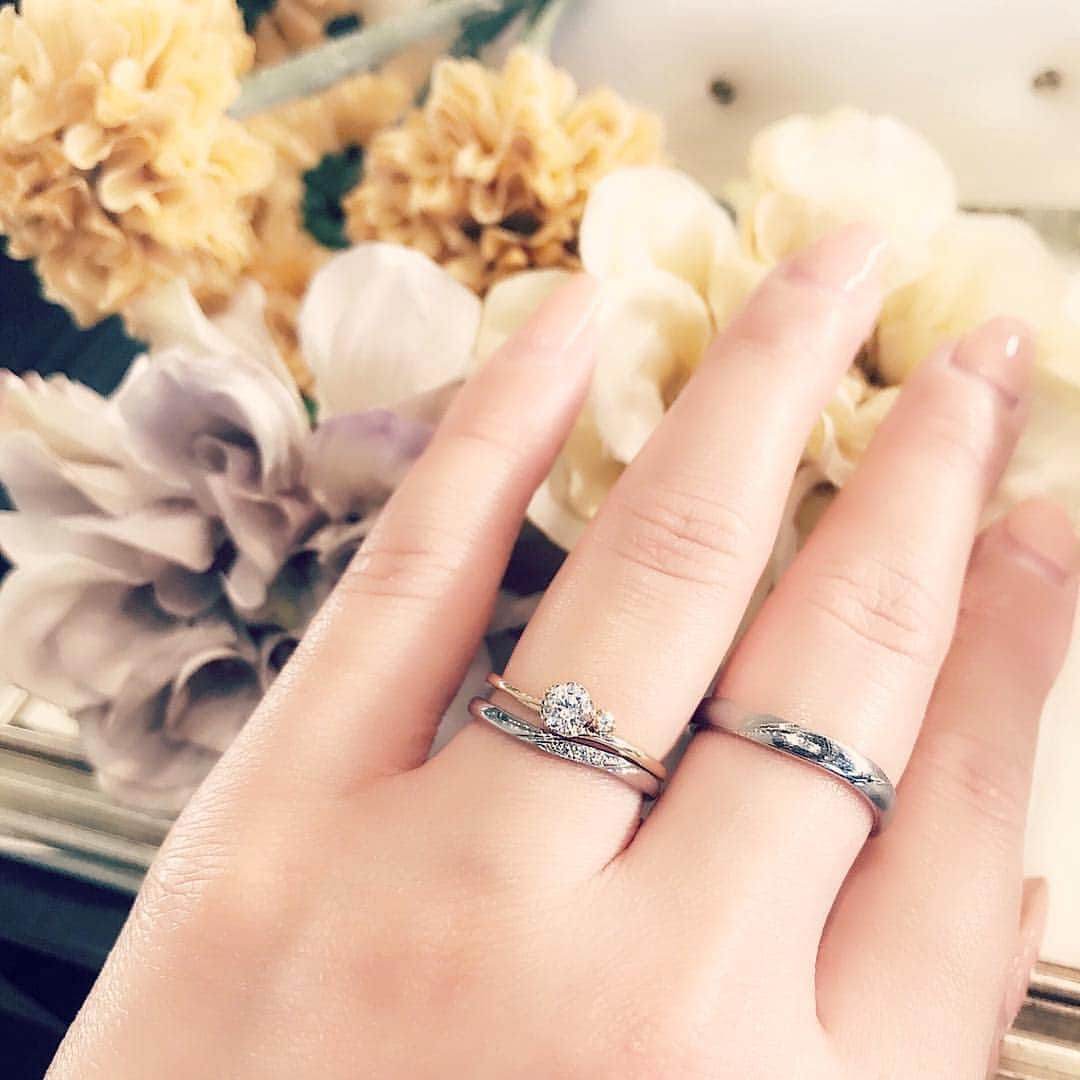 JKプラネット銀座.表参道.福岡|結婚指輪セレクトショップさんのインスタグラム写真 - (JKプラネット銀座.表参道.福岡|結婚指輪セレクトショップInstagram)「💍 @jkplanet.jewelry 【PRIMA PORTA】 「最高の始まり」という意味が込められたブライダルジュエリーブランド💎 シンプルでも可愛らしいデザインが豊富です。 ． Canzone [カンツォーネ] ． 細身のリングで、お花のように見える石座が可愛らしいデザインです💍✨ . マリッジリングは、流線型のラインがワンポイントになっているリングです。レディースはメレダイヤモンドが流れるようなデザインなので上品な雰囲気になっています。 ． ※プラチナの他、各種ゴールド、価格を抑えたパラジウムへの変更等、ご希望の素材でお作り頂けるブランドです✨ ． @jkplanet.jewelry 銀座本店・表参道店・宮崎橘通り店・鹿児島天文館店にてお取り扱いです。 . ⇩JKPlanet  SHOP LIST⇩ 銀座本店・表参道店・横浜元町店・福岡天神店・熊本上通店・宮崎橘通り店・鹿児島天文館店 . #JKPlanet #JKプラネット #結婚指輪のセレクトショップ #銀座 #表参道 #原宿 #宮崎 #鹿児島 #PRIMAPRIMA #プリマポルタ #エンゲージリング #マリッジリング #ブライダルリング #プロポーズ #結婚準備 #プレ花嫁 #日本中のプレ花嫁さんと繋がりたい #宮崎花嫁 #鹿児島花嫁 #結婚對戒 #結婚戒指 #求婚戒指 #結婚指輪探し #結婚指輪選び #婚約指輪探し #婚約指輪選び #weddingring #jewelry」3月29日 9時44分 - jkplanet.jewelry