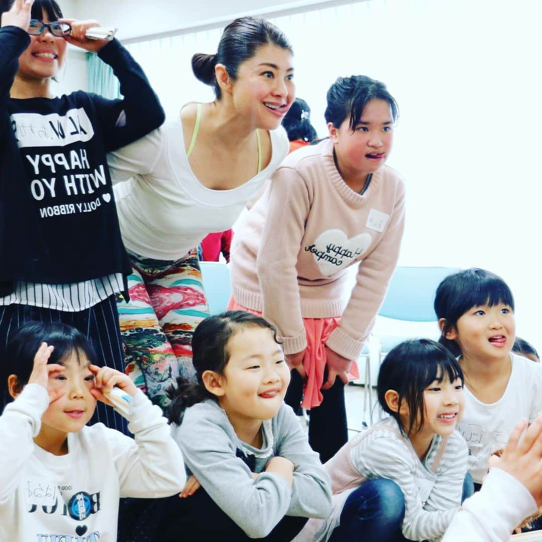 間々田佳子さんのインスタグラム写真 - (間々田佳子Instagram)「みんなで笑顔の練習だよ！  #間々田佳子 #笑顔の練習  #鏡に映る自分を好きになろう！」3月29日 9時49分 - yoshiko.mamada