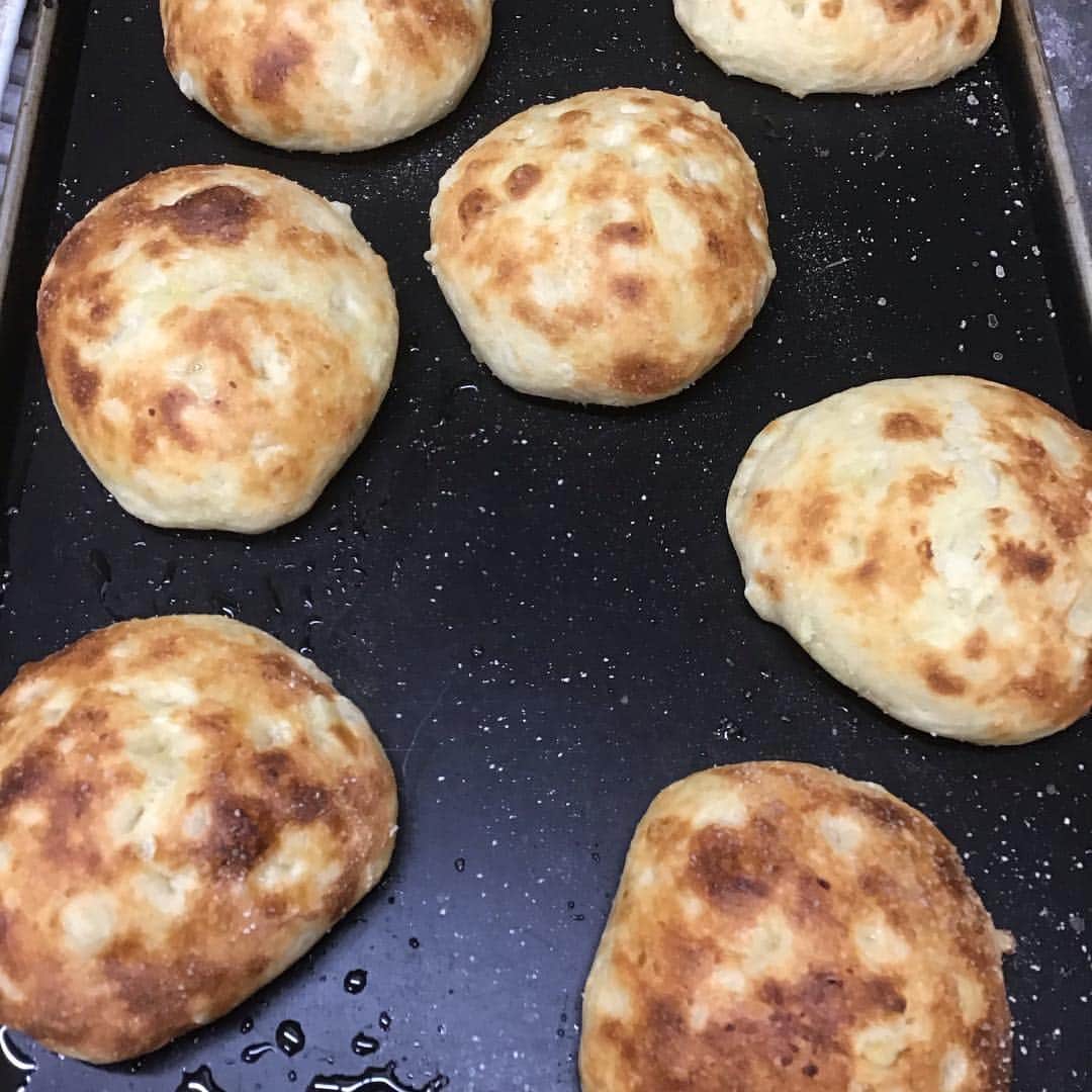 魔女菅原さんのインスタグラム写真 - (魔女菅原Instagram)「ポテトのフォカッチャ♪  フライドポテトのあの香りが漂っております。じゃがいもが水を含んでもちもちした食感です。  表面にはオリーブオイルとゲランドの塩がトッピングしてあり、じゃがいもの素朴な甘みが引き立ちます。  #ポテトのフォカッチャ #自家製天然酵母のパン屋さんカンパーニュ  #魔女菅原」3月29日 10時00分 - hatsuyosugawara