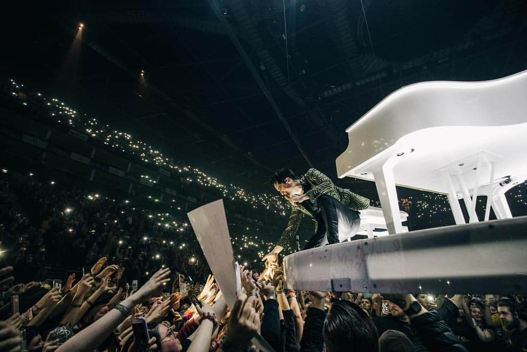 Panic! At The Discoさんのインスタグラム写真 - (Panic! At The DiscoInstagram)「Thank you London. #prayforthewickedtour 📸- @jakechams」3月29日 9時54分 - panicatthedisco