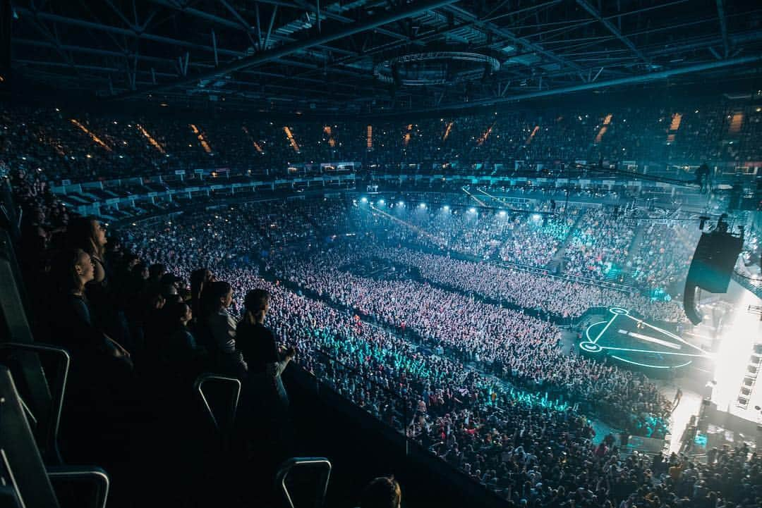 Panic! At The Discoさんのインスタグラム写真 - (Panic! At The DiscoInstagram)「Thank you London. #prayforthewickedtour 📸- @jakechams」3月29日 9時54分 - panicatthedisco