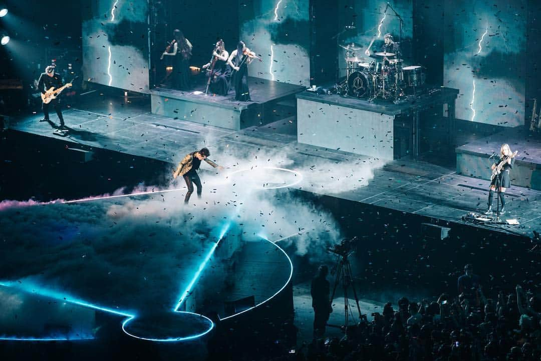 Panic! At The Discoさんのインスタグラム写真 - (Panic! At The DiscoInstagram)「Thank you London. #prayforthewickedtour 📸- @jakechams」3月29日 9時54分 - panicatthedisco