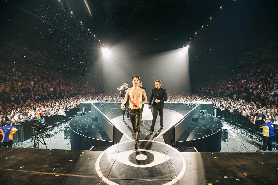 Panic! At The Discoさんのインスタグラム写真 - (Panic! At The DiscoInstagram)「Thank you London. #prayforthewickedtour 📸- @jakechams」3月29日 9時54分 - panicatthedisco