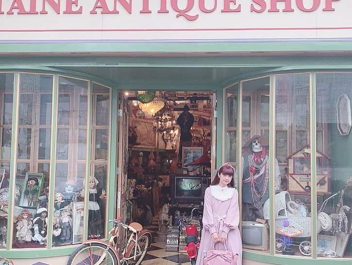 青木美沙子さんのインスタグラム写真 - (青木美沙子Instagram)「上海にあるヴィンテージショップの前で、オシャレなオルゴール欲しかったけど、値段みて震えてやめました（笑）」3月29日 9時56分 - misakoaoki