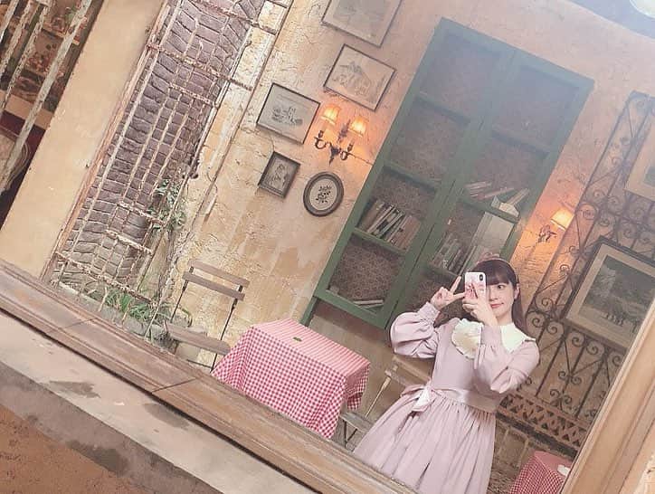 青木美沙子さんのインスタグラム写真 - (青木美沙子Instagram)「上海にあるヴィンテージショップの前で、オシャレなオルゴール欲しかったけど、値段みて震えてやめました（笑）」3月29日 9時56分 - misakoaoki