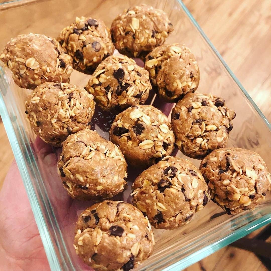 Flavorgod Seasoningsさんのインスタグラム写真 - (Flavorgod SeasoningsInstagram)「⁣ 🍩🍩 Chocolate Donut Protein Balls!!⁣ .⁣ 👉 #flavorgod Chocolate Donut ⁣ -⁣ On Sale here ⬇️⁣ Click the link in the bio -> @flavorgod⁣ www.flavorgod.com⁣ .⁣ Recipe by @macrosfit⁣ .⁣ Ingredients:⁣ 1/2 c rolled oats⁣ 1 scoop protein powder⁣ 1 C PB⁣ 3 T honey ⁣ 2 t @flavorgod chocolate donut 🍩 seasoning (yum)⁣ 1/3 C chocolate chips⁣ Dash vanilla. ⁣ ⁣ Mix and form.⁣ .⁣ These are not low calorie, so enjoy one or two if you are about them #gains...Currently, I’m not so these were for @parkeme1. He is always busy at work so he needed something high cal/ high protein to grab and go between clients. *calculate macros based on what ingredients you use and divide by how many balls you make..or measure by gram to be absolutely accurate⁣ —-👉🏻👉🏻👉🏻 if you haven’t tried FLAVOR GOD seasoning you are missing out!! Every single one I have tried is amazing...check them out!😋⁣ I will post a low calorie version soon for those who are trying to lean or maintain. 💋⁣ #proteinballs」3月29日 10時00分 - flavorgod