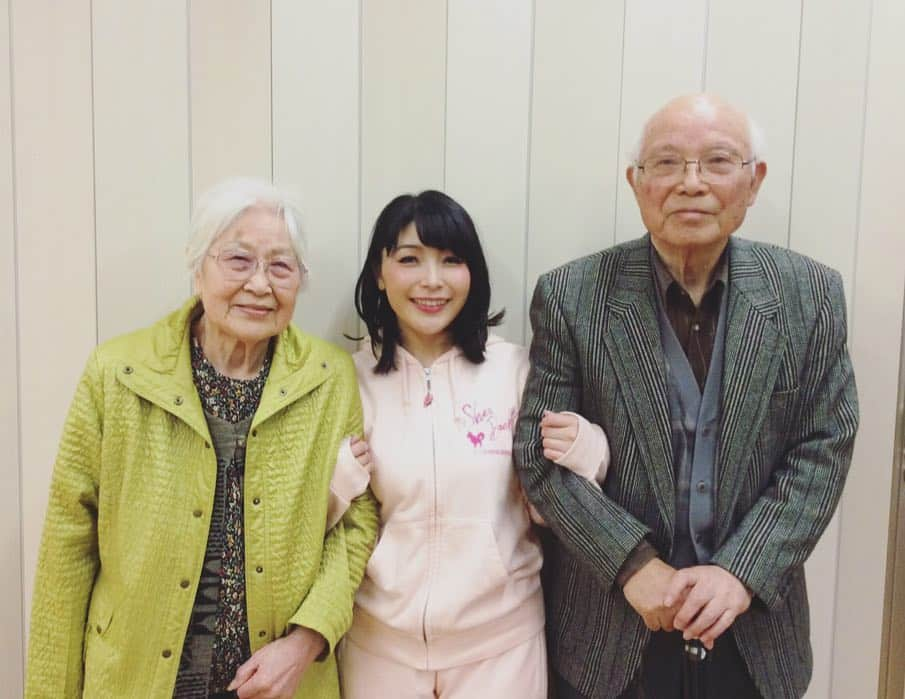 新田恵海さんのインスタグラム写真 - (新田恵海Instagram)「遅くなりましたが、ミュージカル『キューティ・ブロンド』長野公演、ありがとうございました🍎🍎🍎 馴染み深いホクト文化ホールで、長野のみなさんに『キューティ・ブロンド』をお届けできて、大好きなカンパニーのみんなと一緒に長野に来られて、本当に幸せでした✨  善光寺に行ったり、ジビエを味わったり...みんなにも信州を楽しんでもらえたなら嬉しいな♪  ブルーザーとWキャストのノバ子ちゃんはひと足お先に千穐楽でした🐶 人懐っこくて可愛い女の子です🎀  長野公演、古くからの知り合いや近所の方々も観に来てくれて嬉し恥ずかしでしたが、90になる祖父母にも観てもらえて本当によかったです...！ 残すは富山大千穐楽のみ。 寂しさを吹き飛ばして、大千穐楽もはじけたいと思います💕💕💕 #キューティブロンド #長野 #ホクト文化ホール中ホール  #アルクマ #善光寺  #焼ジビエ罠  #ノバ子 ちゃん🐾 #幸せと寂しさの狭間」3月29日 10時01分 - tnstagram1210