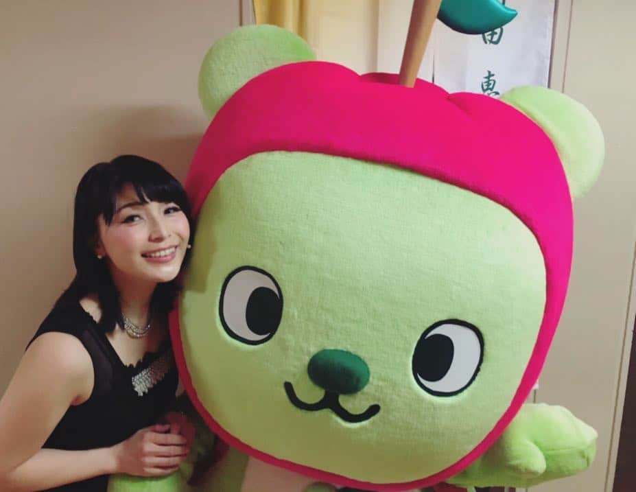 のインスタグラム：「遅くなりましたが、ミュージカル『キューティ・ブロンド』長野公演、ありがとうございました🍎🍎🍎 馴染み深いホクト文化ホールで、長野のみなさんに『キューティ・ブロンド』をお届けできて、大好きなカンパニーのみんなと一緒に長野に来られて、本当に幸せでした✨  善光寺に行ったり、ジビエを味わったり...みんなにも信州を楽しんでもらえたなら嬉しいな♪  ブルーザーとWキャストのノバ子ちゃんはひと足お先に千穐楽でした🐶 人懐っこくて可愛い女の子です🎀  長野公演、古くからの知り合いや近所の方々も観に来てくれて嬉し恥ずかしでしたが、90になる祖父母にも観てもらえて本当によかったです...！ 残すは富山大千穐楽のみ。 寂しさを吹き飛ばして、大千穐楽もはじけたいと思います💕💕💕 #キューティブロンド #長野 #ホクト文化ホール中ホール  #アルクマ #善光寺  #焼ジビエ罠  #ノバ子 ちゃん🐾 #幸せと寂しさの狭間」