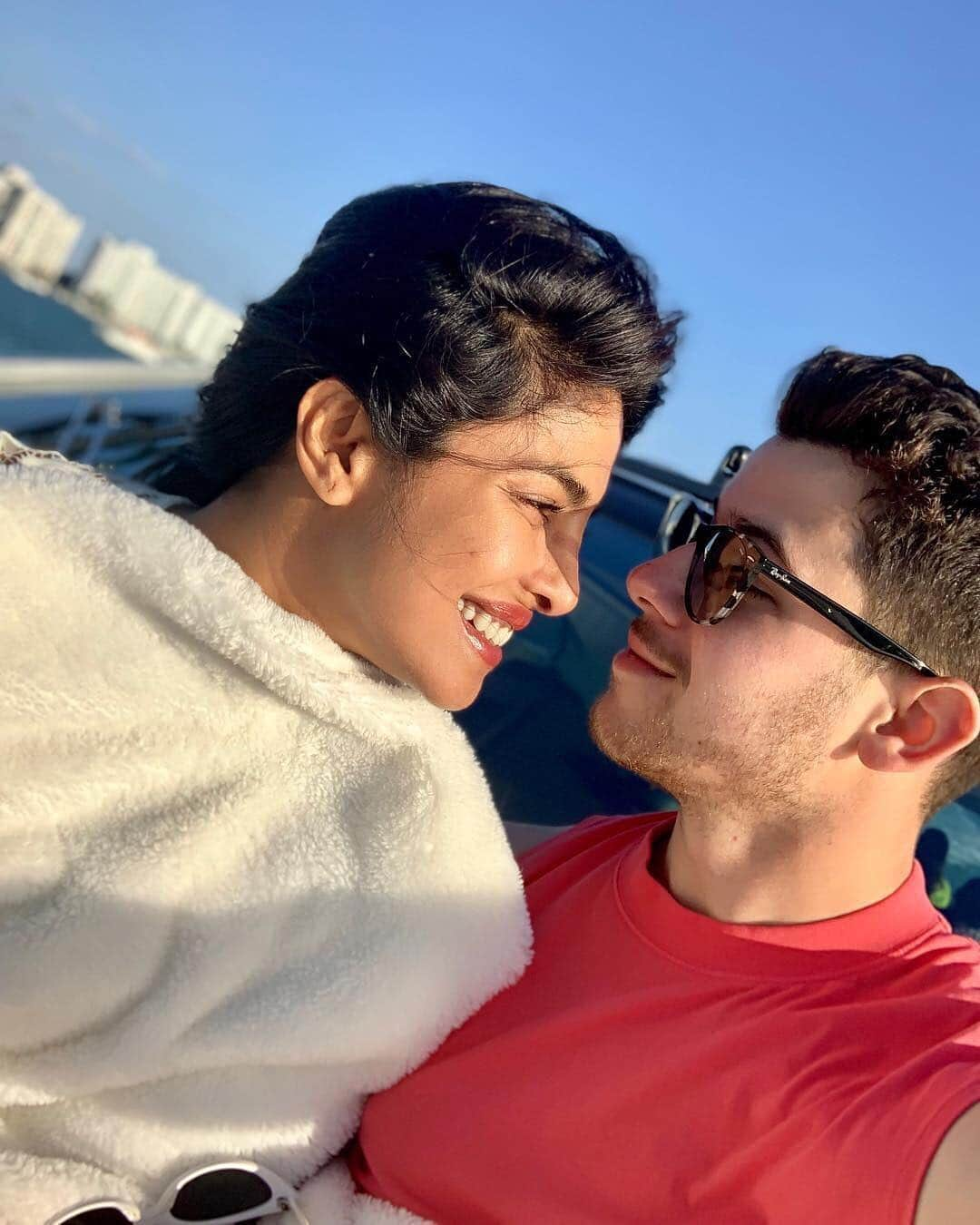 People Magazineさんのインスタグラム写真 - (People MagazineInstagram)「Can we talk about how cute #PriyankaChopra and #NickJonas are together? 😍| #Regram @priyankachopra」3月29日 10時01分 - people