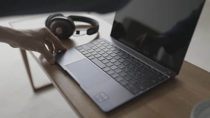 のインスタグラム：「【スペック十分。デザイン良し。スマートなノートPCの新機軸、「HUAWEI MateBook 13」登場！】 仕事でもプライベートでも快適に使えて、持ち運びも楽。デザイン性の高さも譲れない。ならばチェックリストに是非、HUAWEIの新ノートPC、HUAWEI MateBook 13を加えて欲しい。「早い」「綺麗」「軽い」「機能的」。これにはあなたが求める要素がほぼすべてフォローされてるはずだ。  #pr #uomo #uomo_magazine #webuomo #huawei #matebook13 @huawei #37866」