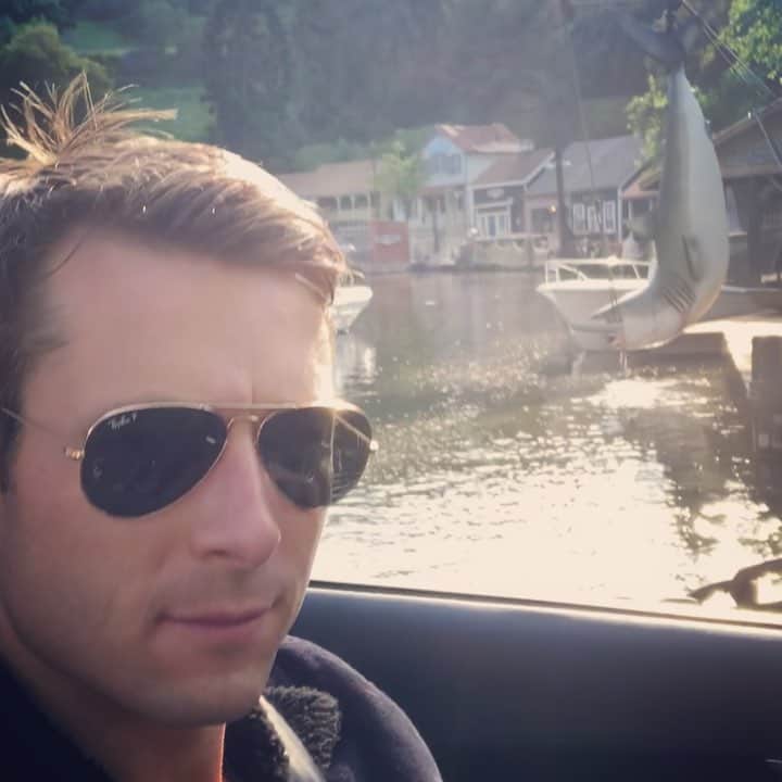 グレン・パウエルのインスタグラム：「Guess where I’m shooting today...」