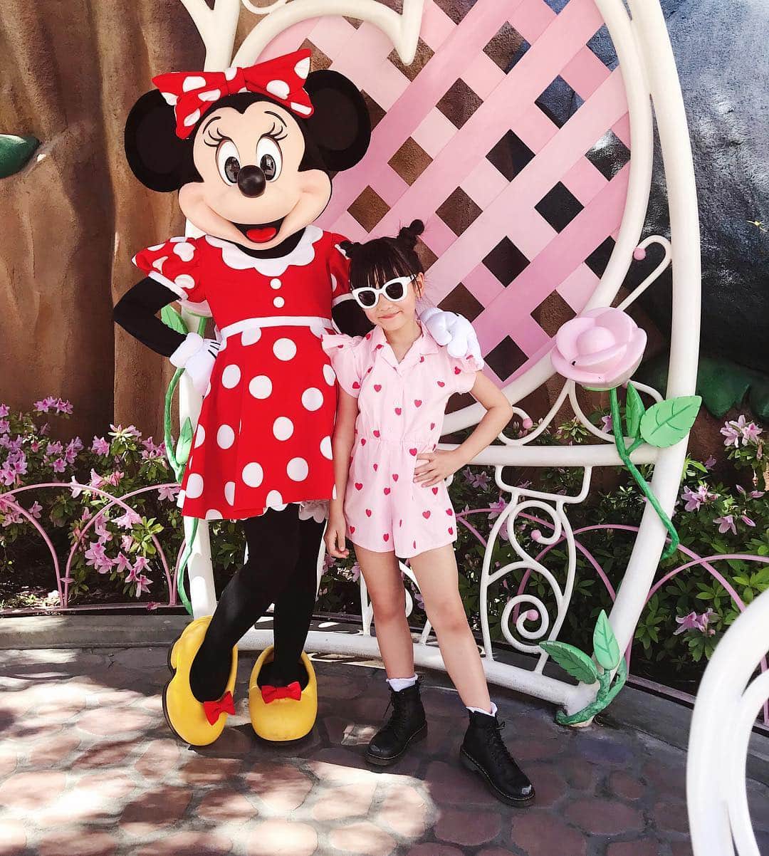 Zooey Miyoshiさんのインスタグラム写真 - (Zooey MiyoshiInstagram)「PSA: Our favorite girl @minniemouse is officially on Instagram!!!! #ad Now you can officially tag her when you meet her or need any Minnie outfit, art, or cooking inspiration! Check our stories to see all of our favorite memories with her since Zooey’s first Disneyland visit! #disney #zooeydisneystyle」3月29日 10時19分 - zooeyinthecity
