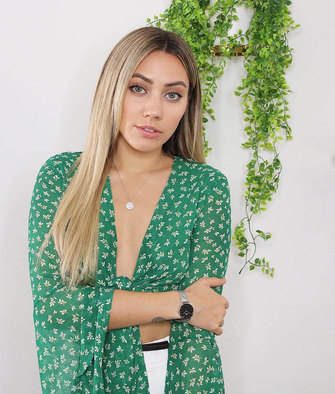 Camden Scottのインスタグラム：「My @danielwellington code is valid again! (Sorry to anyone I gave it to while it was expired) 🙃 Promise it was worth the wait though because not only do you get 15% off using code CAMMIE15 but #danielwellington is also giving you a free extra strap with any watch purchase! #ad」