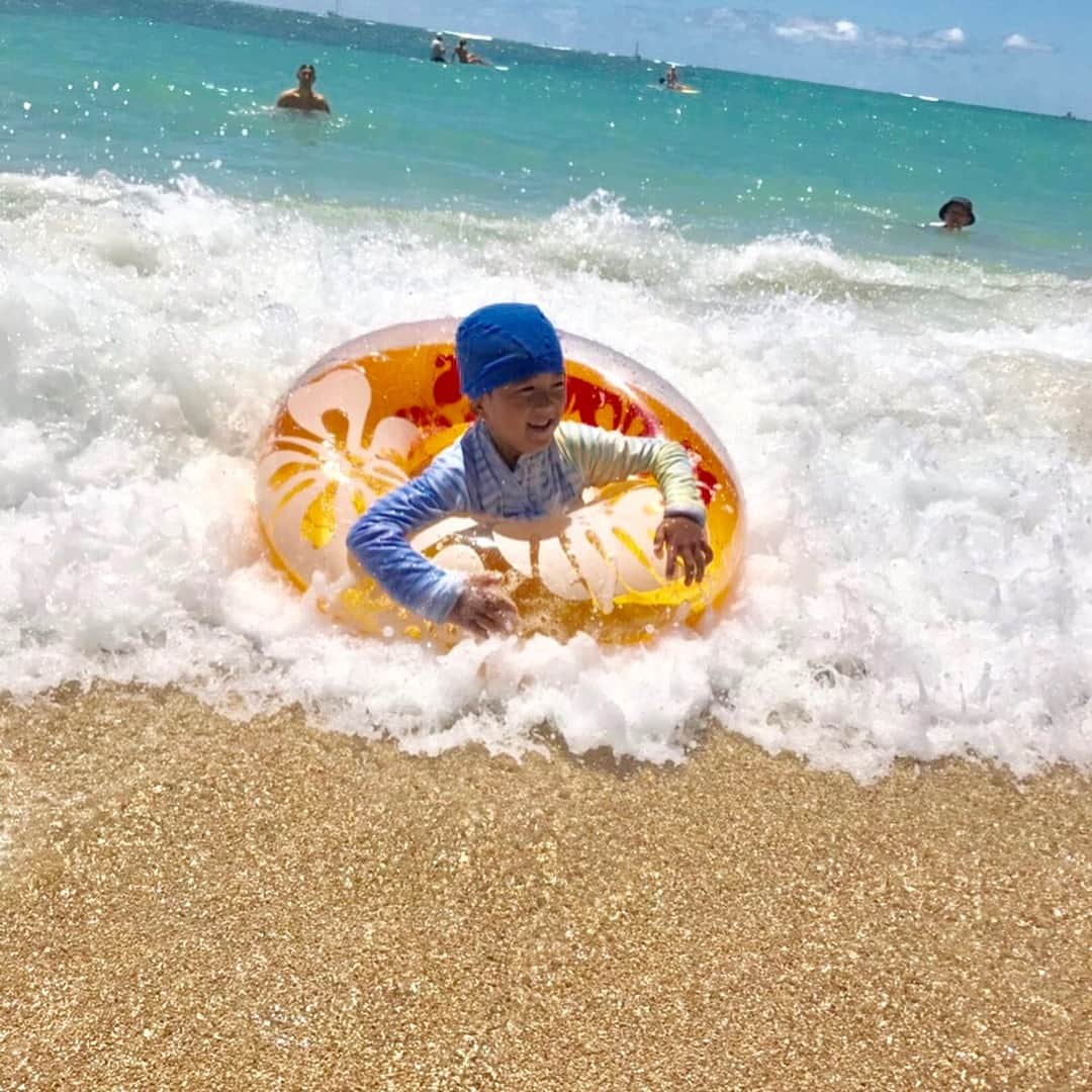 市川海老蔵 （11代目）さんのインスタグラム写真 - (市川海老蔵 （11代目）Instagram)「* He used to be afraid of the water, but now looks very happy in the ocean.  海が前は怖かったのに 平気になりつつあります笑  #市川海老蔵 #海老蔵 #成田屋 #歌舞伎 #ABKAI #ABMORI #ebizoichikawa #ebizo #kabuki #thunderparty #theater #theaterarts #actor #japan #classic」3月29日 10時43分 - ebizoichikawa.ebizoichikawa