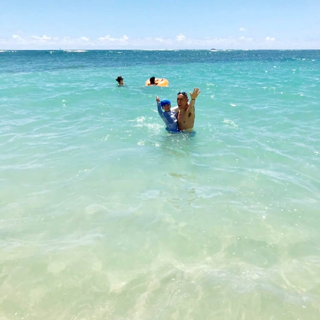 市川海老蔵 （11代目）さんのインスタグラム写真 - (市川海老蔵 （11代目）Instagram)「* He used to be afraid of the water, but now looks very happy in the ocean.  海が前は怖かったのに 平気になりつつあります笑  #市川海老蔵 #海老蔵 #成田屋 #歌舞伎 #ABKAI #ABMORI #ebizoichikawa #ebizo #kabuki #thunderparty #theater #theaterarts #actor #japan #classic」3月29日 10時43分 - ebizoichikawa.ebizoichikawa