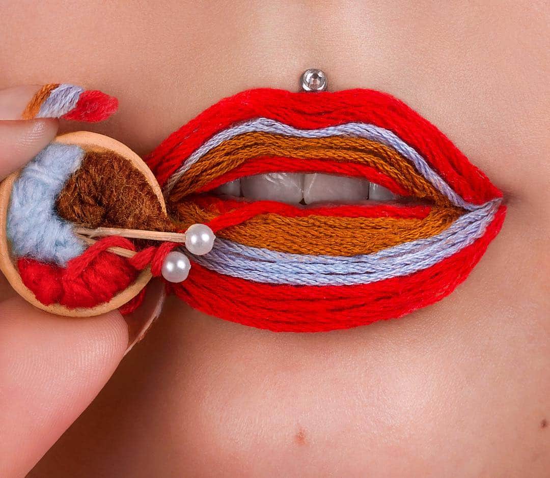 ヤスミナ・ダニエルさんのインスタグラム写真 - (ヤスミナ・ダニエルInstagram)「All you KNIT is love 🧶 Youtube tutorial will be up soon. Inspo from this little miniature knitting basket from @michaelsstores 🧶 @girlgreybeauty did a yarn lip as well awhile back which was beautiful 😍」3月29日 10時39分 - missjazminad