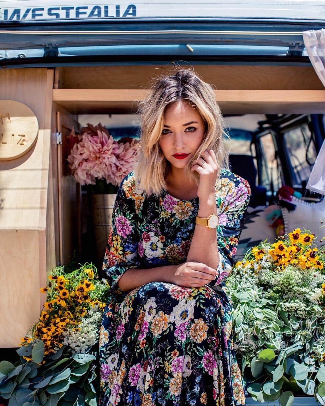 のインスタグラム：「I still daydream of running a flower shop out of our Westfalia @babybluewesty」