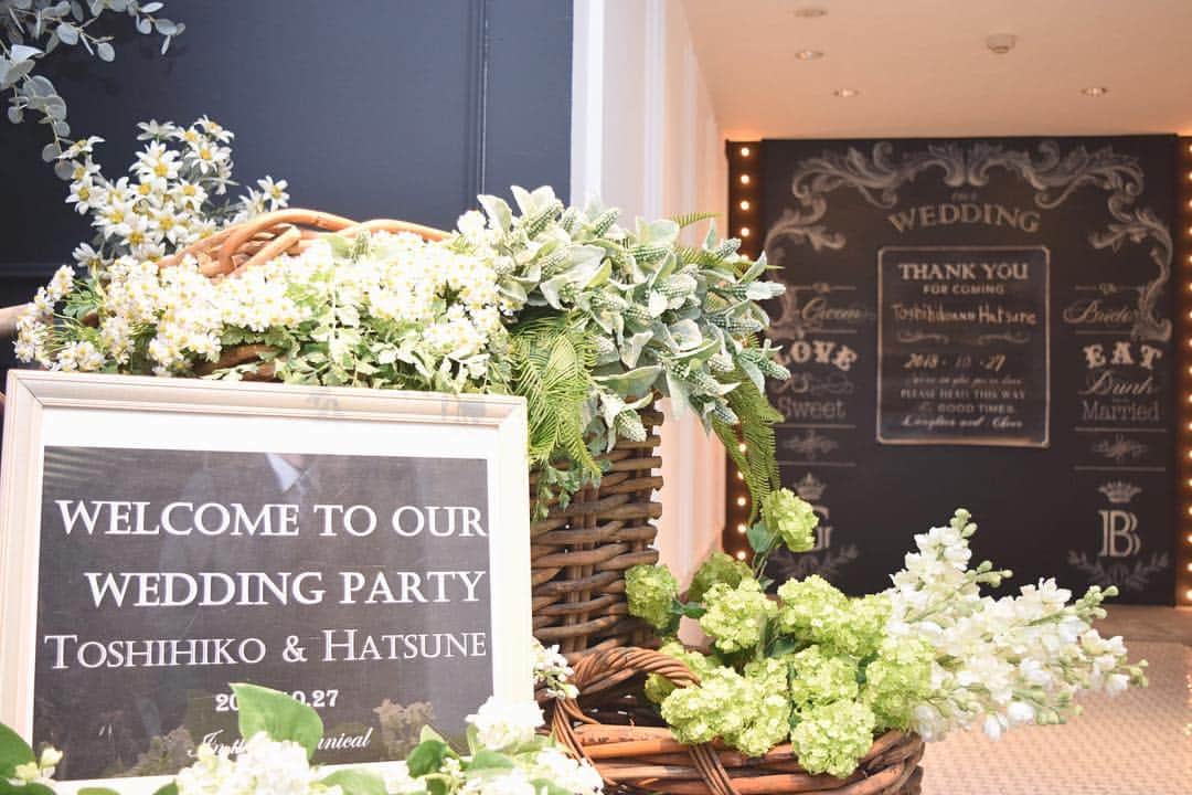 オシャレウェディング紹介アカウントのインスタグラム：「.﻿ 結婚式の２次会会場の入り口🌷﻿ ﻿ ボタニカルな雰囲気でお出迎え🌿﻿ ナチュラルなスタイルがとてもオシャレで可愛らしいですね💕﻿ ﻿ 自分たちらしい会場や装飾を叶えてみませんか？✨﻿ ﻿ お写真は、かわいくて華やかな2次会をご提案する2次会くんより🍾﻿ ﻿ Photo by @2jikaikun_official﻿ ﻿ #結婚式準備 #日本中のプレ花嫁さんと繋がりたい #プレ花嫁 #weddingphoto #結婚式写真 #weddingdress #ウェディングレポ ﻿ #全国のプレ花嫁さんと繋がりたい #2019夏婚 #2019冬婚 #2019春婚 ﻿ #ウェディングフォト #ナチュラルウェディング #2次会くん #2次会 #pr」