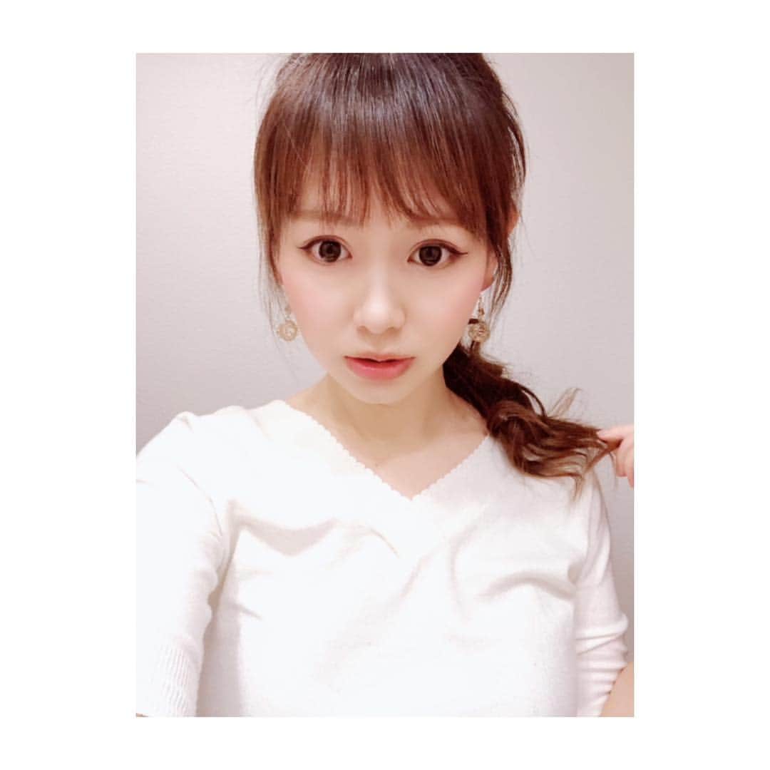 のインスタグラム：「春ですね🌸 春メイクと春ヘア✨ 対していつもと変わらない件🤣 でもポニーテールは高評価👍 花粉症が酷いです💧 名古屋は桜が見頃なんで お花見行ってきます💕 #春メイク #春ヘア #ポニーテール #いつもと一緒 #お花見日和 #今日の私」