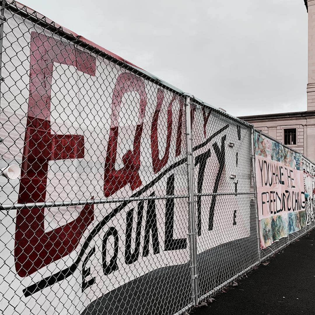 マイロ・ヴィンティミリアのインスタグラム：「Equity/Equality. (Artist unknown) Portland, OR. MV」