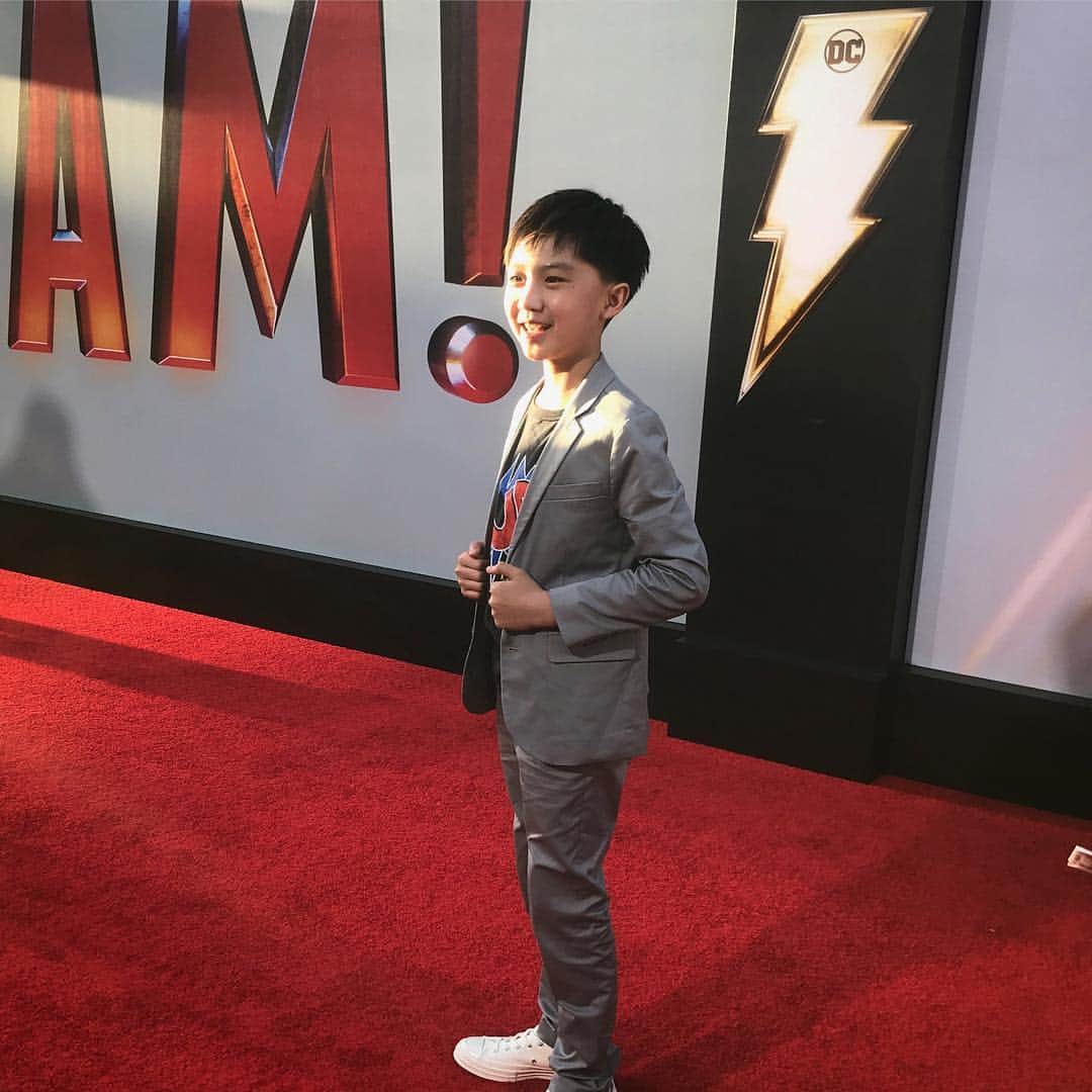 Warner Bros. Picturesさんのインスタグラム写真 - (Warner Bros. PicturesInstagram)「@TheIanchen takes on the #SHAZAM! red carpet in style.」3月29日 10時54分 - wbpictures