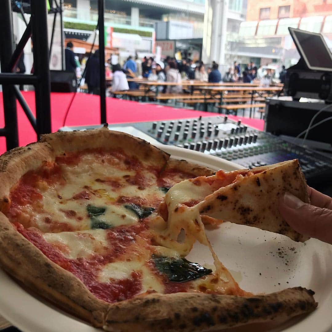 TOGGYさんのインスタグラム写真 - (TOGGYInstagram)「スタートしました！ 「Japan Pizza Festival 🍕」 博多駅前広場で待ってます。 ピッツァの行列が短いのは、朝イチと午後３時からくらい。  ボクはいきなりマルゲリータ‼️ #toggy #hakata #fukuoka #japan #japanpizzafestival #napolipizza #gaetano #pizza #真のナポリピッツァ協会 #本物のピッツァを子供たちに」3月29日 11時18分 - dj_toggy