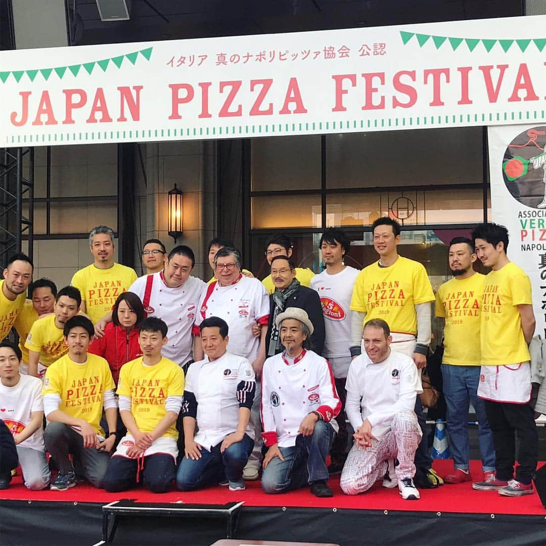 TOGGYさんのインスタグラム写真 - (TOGGYInstagram)「スタートしました！ 「Japan Pizza Festival 🍕」 博多駅前広場で待ってます。 ピッツァの行列が短いのは、朝イチと午後３時からくらい。  ボクはいきなりマルゲリータ‼️ #toggy #hakata #fukuoka #japan #japanpizzafestival #napolipizza #gaetano #pizza #真のナポリピッツァ協会 #本物のピッツァを子供たちに」3月29日 11時18分 - dj_toggy